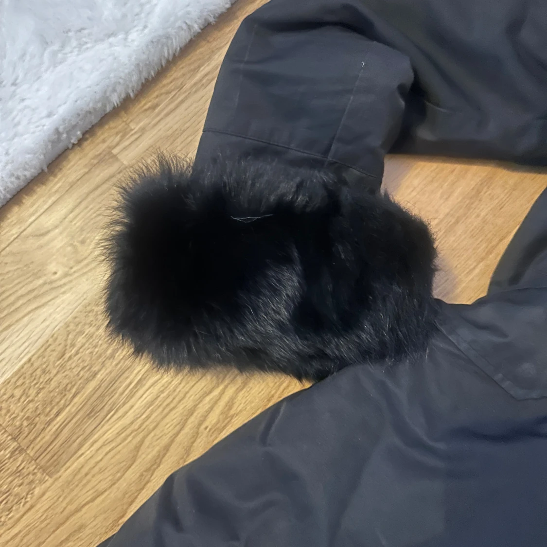 Svart parkas med pälsdetaljer - 1