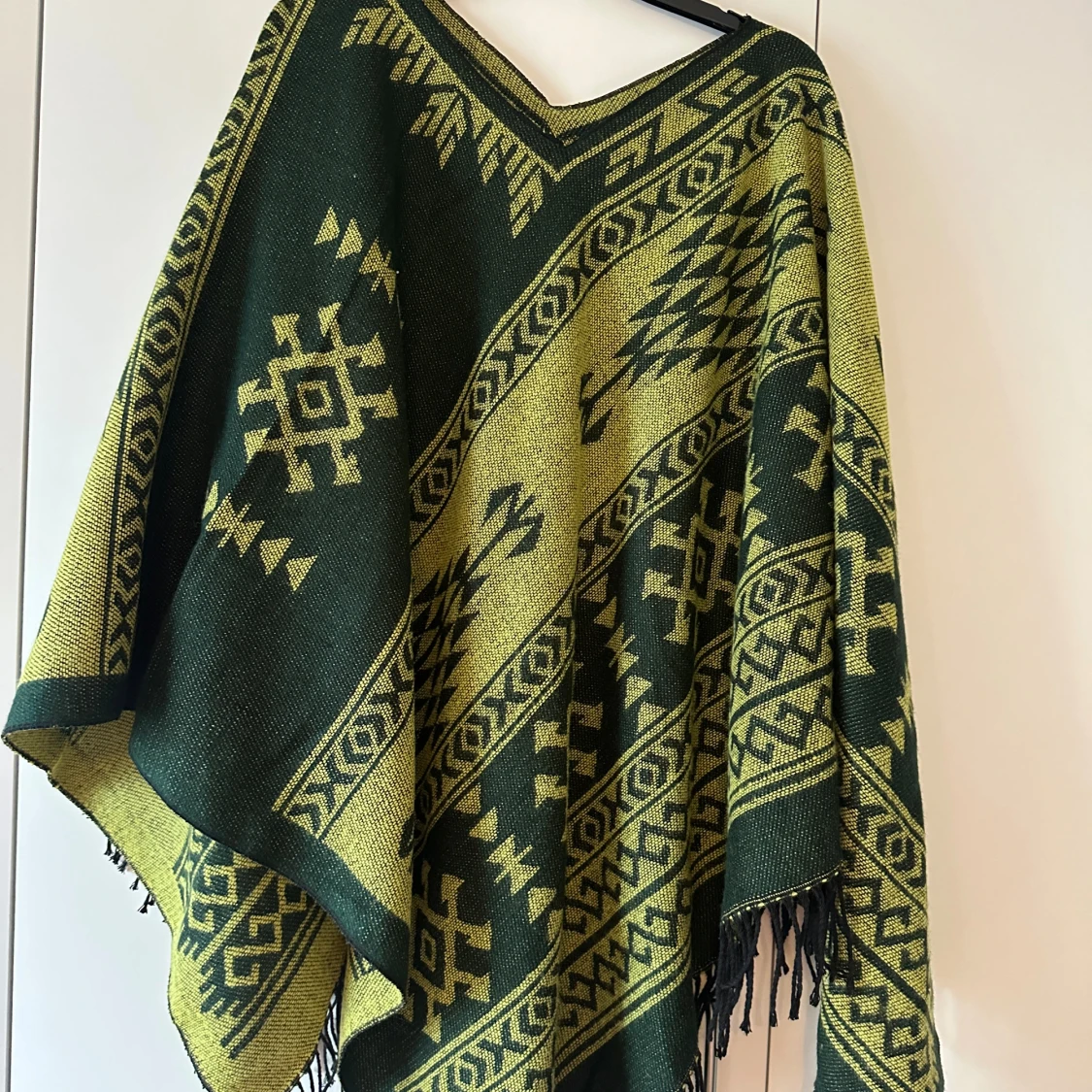 Grön Och Gul Poncho Med Fransar