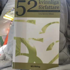 52 kvinnliga författare: Från 1700-tal till 2000-tal - Upptäck 52 kvinnliga författare från 1700-talet till 2000-talet! Perfekt för dig som vill inspireras av både klassiska och moderna röster inom litteraturen. Boken är personlig, kunnig och humoristisk – en guide till kvinnliga författare och deras berättelser.