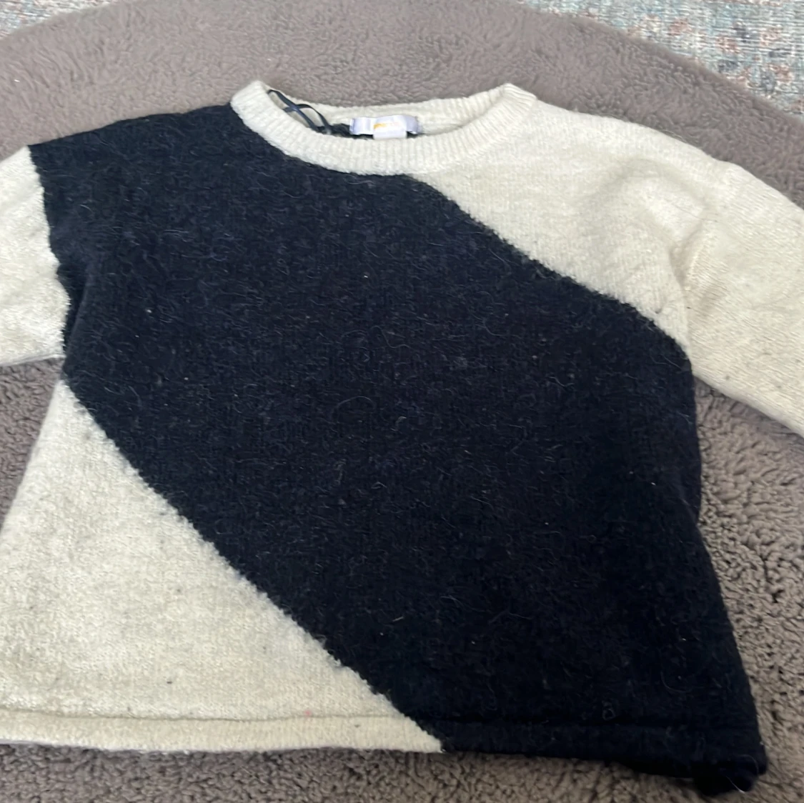 Svart och beige stickad tröja Gina Tricot