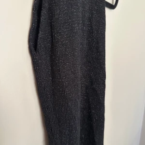 Svart glittrig klänning - Glittrig svart kort klänning, perfekt för en utekväll i stil!