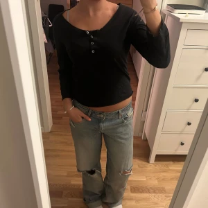 Svart långärmad topp med knappar - Svart långärmad topp 💞