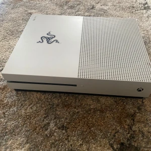 Xbox One S - Xbox One S.   (Utan kontroll) sänkt pris vid snabb affär. 