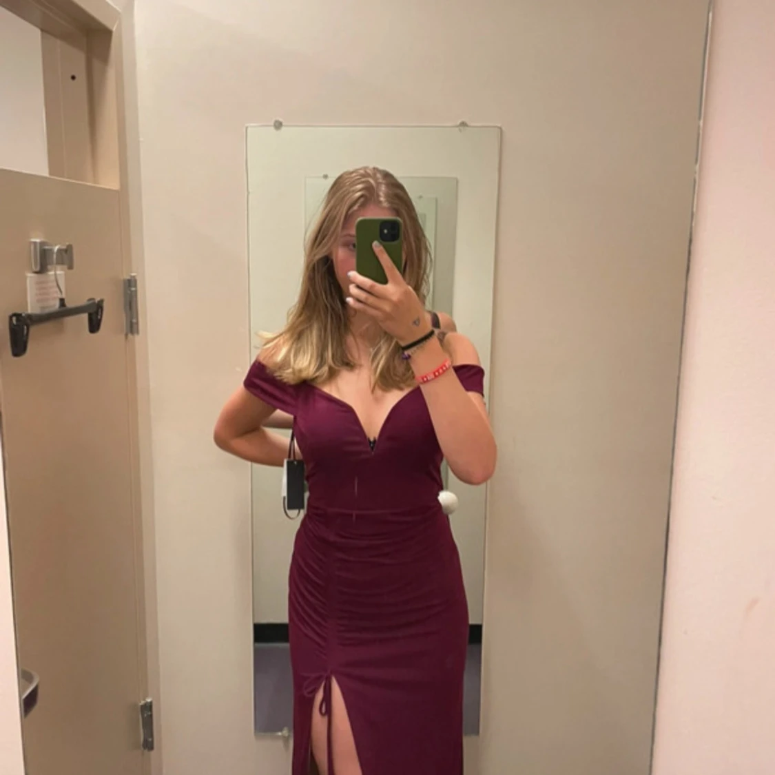 Vinröd långklänning från City Triangles