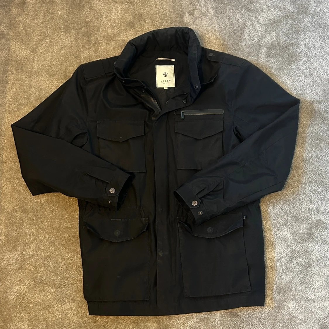 Svart parkajacka från Riley