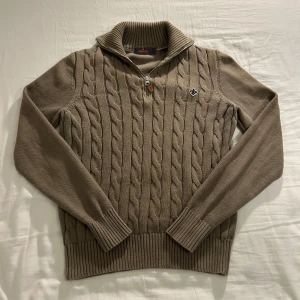 Beige kabelstickad tröja Morris  - Kabelstickad beige tröja från Morris. Trojan är i storlek S och är perfekt nu till hösten eftersom att den är ganska varm. Kontakta vid intresse. Postar direkt!