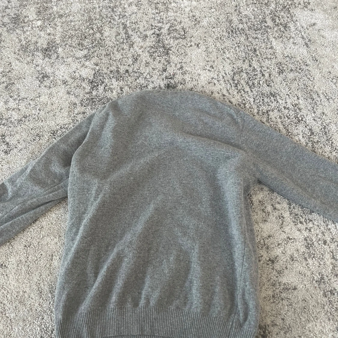 Grå stickad tröja från Oscar Jacobson - 1