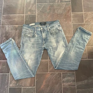 Replay Anbass ljusblå jeans - Släljer mina favorit byxor då dem börjar bli för små. Det är ett par reaplay anbass i storlek w31 L32. Dem är använda men de slitningar som är är gjorda så. Hör av dig om du har frågor