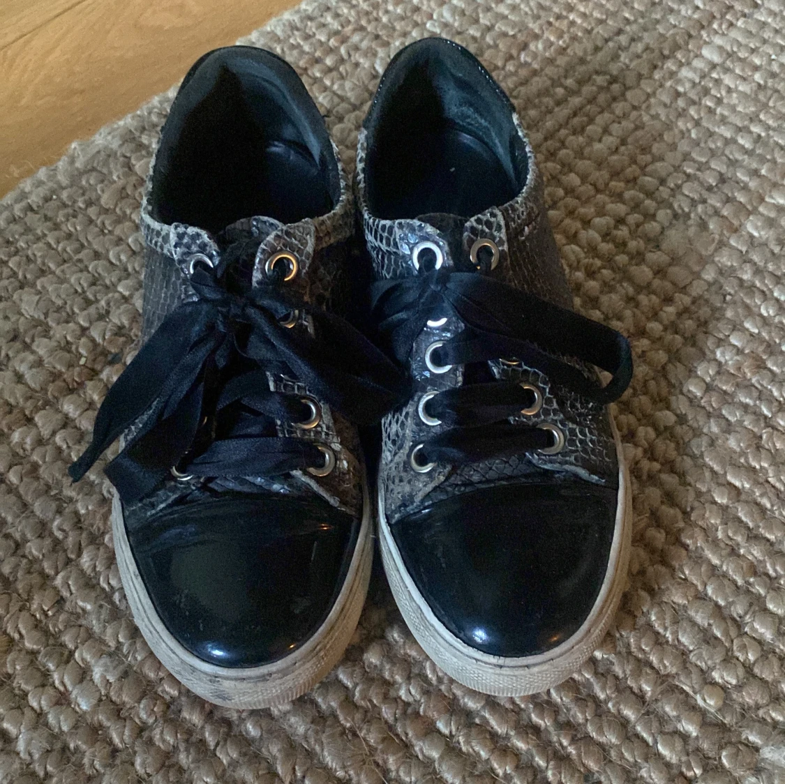 svarta skor med ormskinnsmönster 