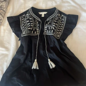 Svart blus från hm  - Svart blus från hm i storlek S. den har vit fina detaljer och är i ett tunt material. Jag har aldrig änvänt den utan bara legat i garderoben! 