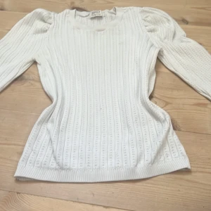 Söt blus Only - Söt vit blus från Only med puffärmar o mönster. Barnstorlek L men sitter som xs. Jättegullig! 💕