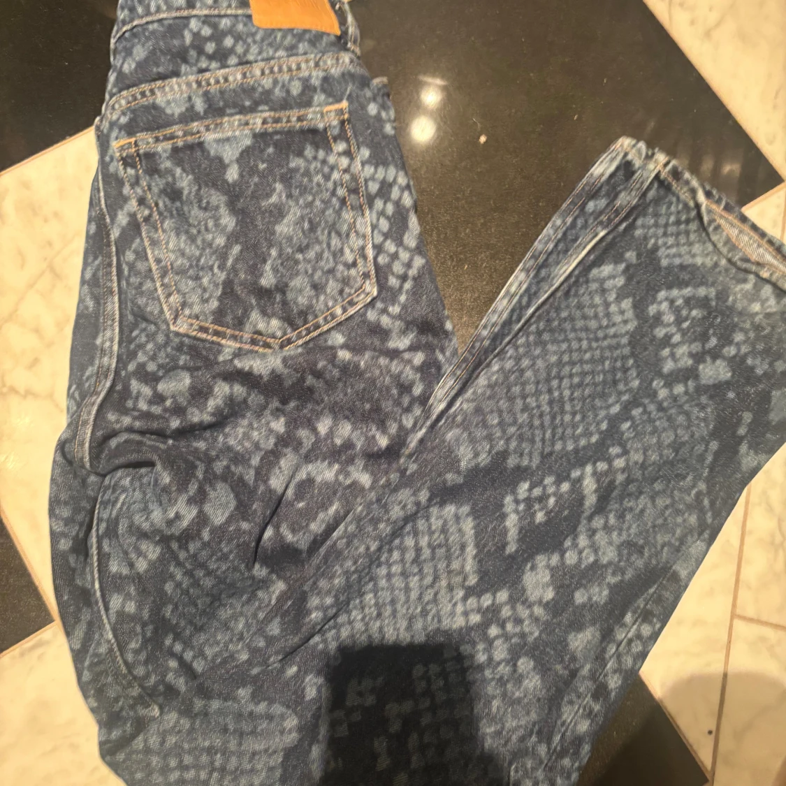 Blå jeans med ormmönster från Weekday - 1