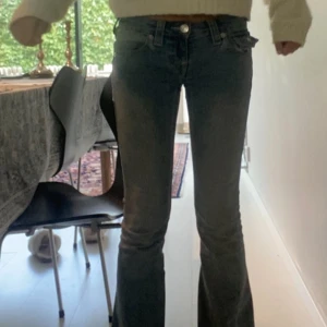 Blå bootcut jeans - Storlek w23 men passar mig som har w25. Sytt upp dom 4 cm på längden hos en sömerska men annars inga konstigheter.