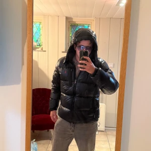 Ralph lauren jacka glossy svart - Obs passar mig och jag brukar ha M i storlek. Säljer min ralph lauren jacka  (9/10 skick) då jag fått en annan vinterjacka. Den är svår att få tag på i den här storleken, vilket gör efterfrågan mycket hög. Priset är inte hugget i sten och kan visa bevis på att jag har köpt den. Kom med bud! Mvh Edvin:) 