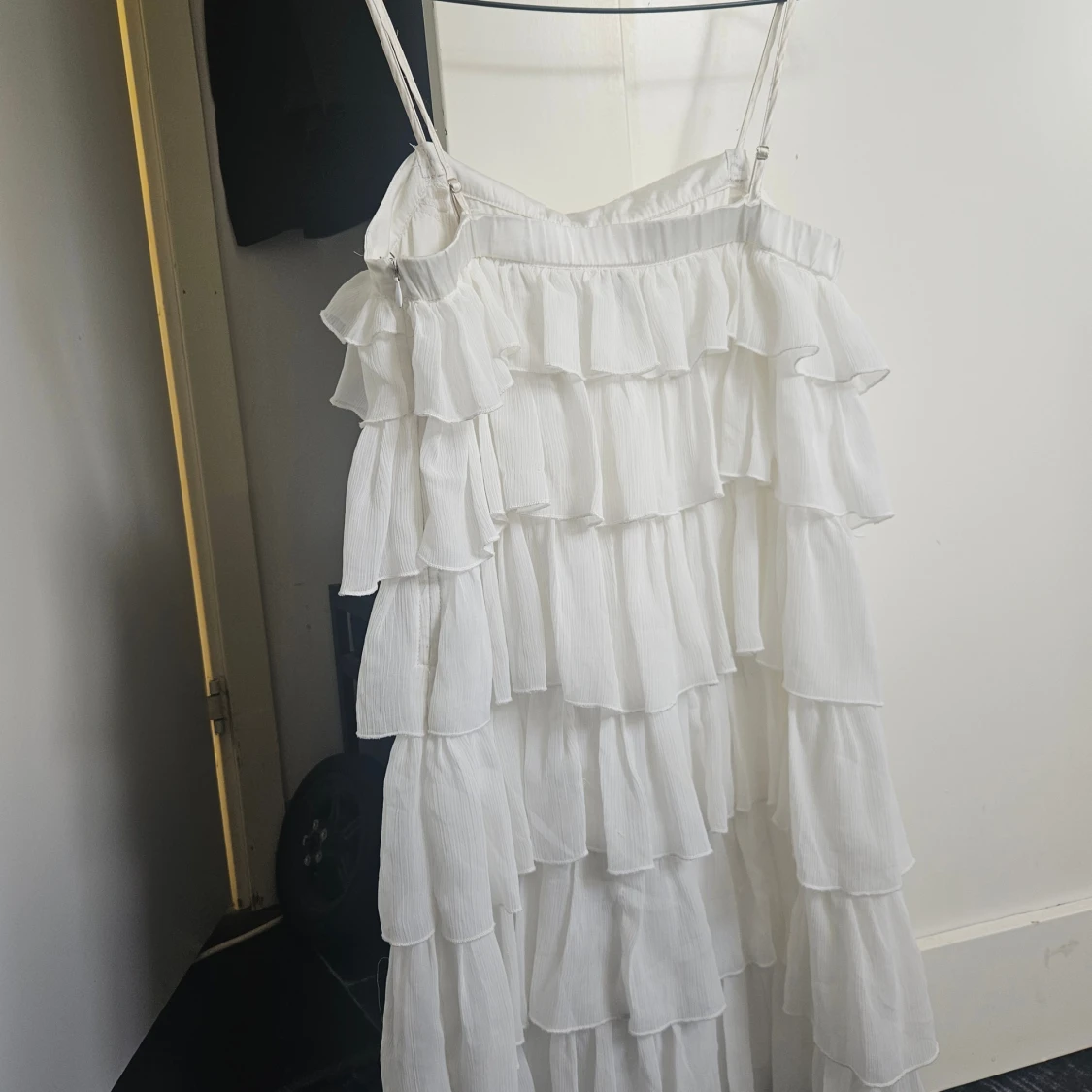 Vit volangklänning med rosett - 2