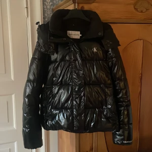  Calvin Klein jacka - Snygg svart pufferjacka Calvin Klein Perfekt för kalla dagar och riktigt trendig look. Köp nu medans priset är lågt! Väldigt bra skick på jackan.