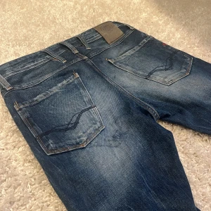 Replay Anbass jeans - Tja säljer dessa feta Replay anbass jeans i W28 L32. Dem har en fet färg då dem är väldigt sällsynta. Skriv t mig om du har några frågor eller är inte intresserad.