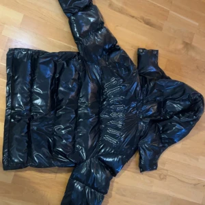 TRAPSTAR OLD SEASON JACKET (öppet för bud) - ÄKTA TRAPSTAR DUNJACKA I VÄLDIGT BRA SKICK (SÄLSYNT FRÅN 2021 MED LÅSSTAGBAR LUVA)
