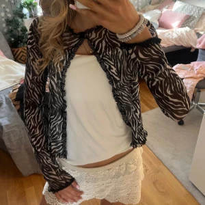 Zebramönstrad meshkofta med volang från Urban outfitters - Storlek S. Aldrig använd. Från London Urban outfitters💓💓