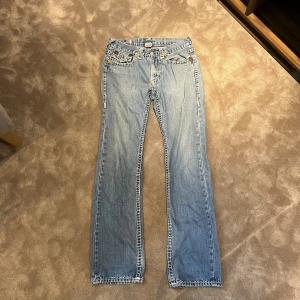 True religion - True religion i storlek 30. skick 9/10 knappt några deffekter förutom vid en utav framfickorna. Byxorna har en otrolig wash och desto mer man använder dessa och tvättar dom kommer man få en riktigt fet fade som ökar värdet längre fram!! Vid frågor och funderingar är de bara att höra av sig. Pris går att diskutera vid snabb affär.😁