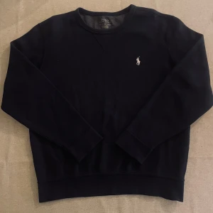 Mötkblå sweatshirt från Polo Ralph Lauren - Mörkblå klassisk sweatshirt från Polo Ralph Lauren med rund halsringning och den ikoniska broderade loggan på bröstet. Bekväm passform och tidlös stil som funkar året runt.  📏 Storlek: S ✨ Skick: Fint använt skick, inga fläckar eller hål. 🧵 Material: Bomullsmix (mjuk och skön insida).  ✅Pris kan diskuteras