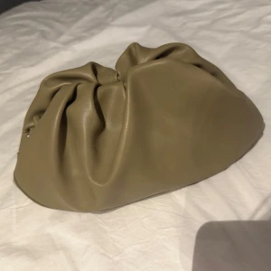 Clutch väska khaki/ militär färgad - Jättefin clutch nästan oanvänd!