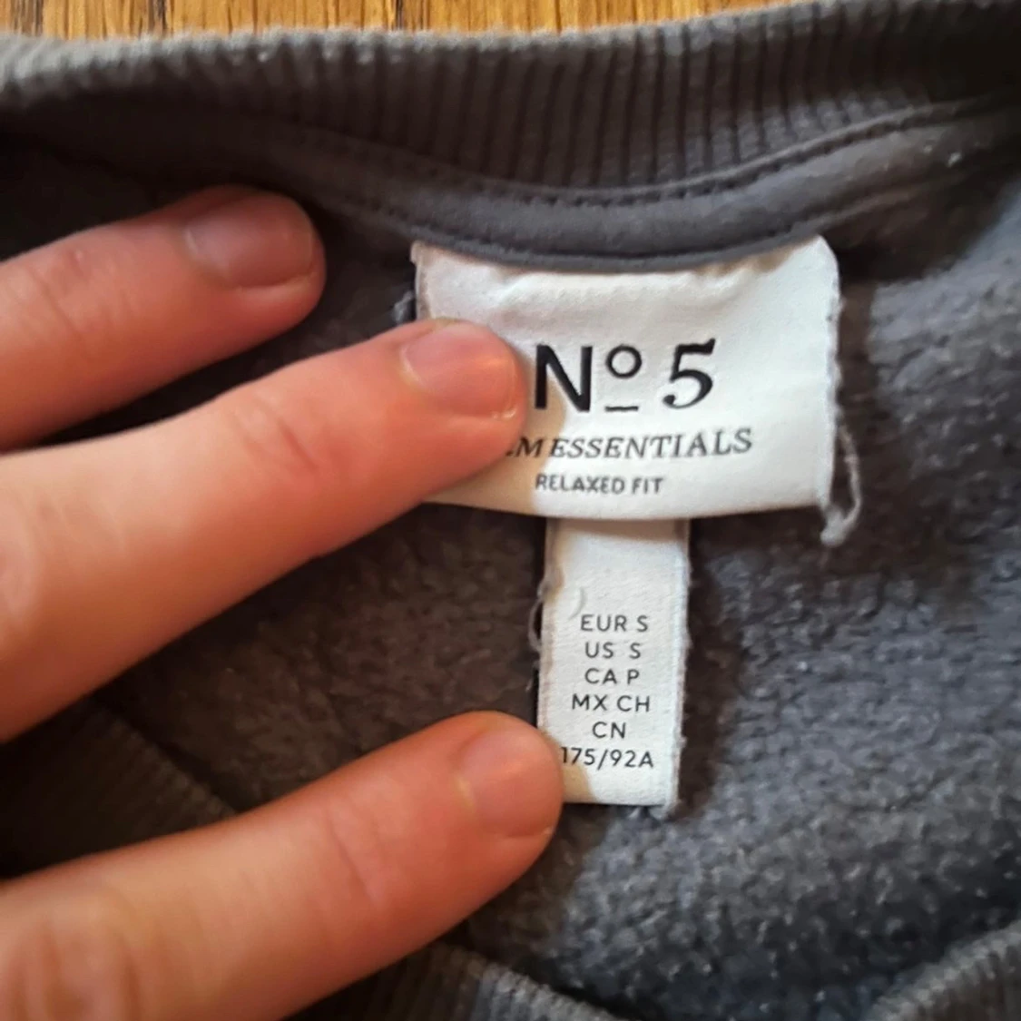 Grå sweatshirt från No5 Essentials - 1
