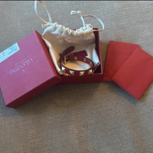 Valentino rockstud armband - Hej🙌, säljer nu mitt extremt fina och eftertraktade armband från märket Valentino i gott sick. Låda samt dustbag medföljer. Skriv vid fler funderingar!