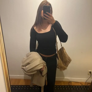 Svart topp - Säljer en stilren svart ribbad tröja från Jamsa Collection. Tröjan har en fyrkantig halsringning och långa ärmar, perfekt för en chic look. Passar bra till både jeans och kjol. Hör av dig vid intresse!💗