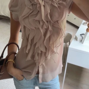 Supersnygg kortärmad blus med volang - Endast provad! Är beige/rosa. Säljes då den ej kommer till användning 💕