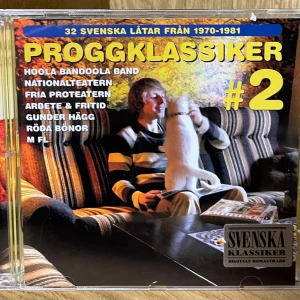 Proggklassiker #2 CD - Upptäck 32 svenska proggklassiker från 1970-1981! Denna samling bjuder på låtar från legendariska band som Hoola Bandoola Band, Nationalteatern och Röda Bönor. Perfekt för dig som vill utforska svensk musikhistoria och få en känsla av 70-talets unika sound.