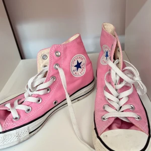 Rosa Converse  - Säljer ett par klassiska Converse All Star high tops i en snygg rosa färg. Storlek 37.5