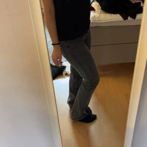 Gråa high waist straight jeans &Denim - Säljer ett par gråa vintage-inspirerade jeans från &Denim i modell straight med hög midja. Jeansen har klassisk femficksdesign och raka ben, perfekta för en chill och stilren look. Materialet är denim och färgen är snyggt tvättad grå.