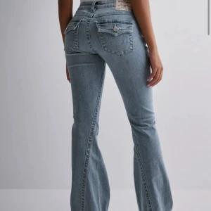 True religion jeans (tar emot prisförslag!) - Nästan helt oanvända true religion jeans! Lite trasiga längst ned då dem va för långa på mig! Haft den sen julafton 2024