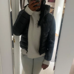 Mörkblå Colmar jacka, dunjacka - Mörkblå Colmar jacka, dunjacka i fint skick säljs inte längre och har stor efterfrågan❤️Tar inte ansvar över  bortslarvade paket av PostNord. Kundens ansvar.