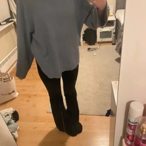 Blå oversized stickad tröja - Mysig blå stickad tröja med oversized passform och långa ärmar. Tröjan har en rund halsringning och är perfekt för lager-på-lager. Enkel och stilren design som passar till det mesta.