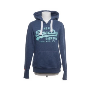 Superdry hoodie  - Superdry hoodie - Blå - Storlek: Medium - Bra skick, använd men inga synliga defekter - Nypris: 949kr - Mitt pris: 399kr - hör av dig vid funderingar 💫
