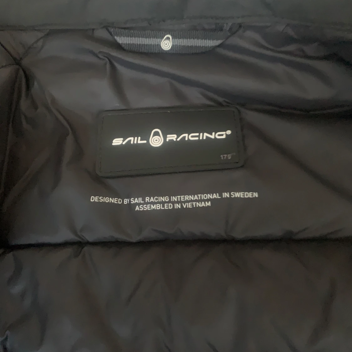 Svart dunväst från Sail Racing - 3
