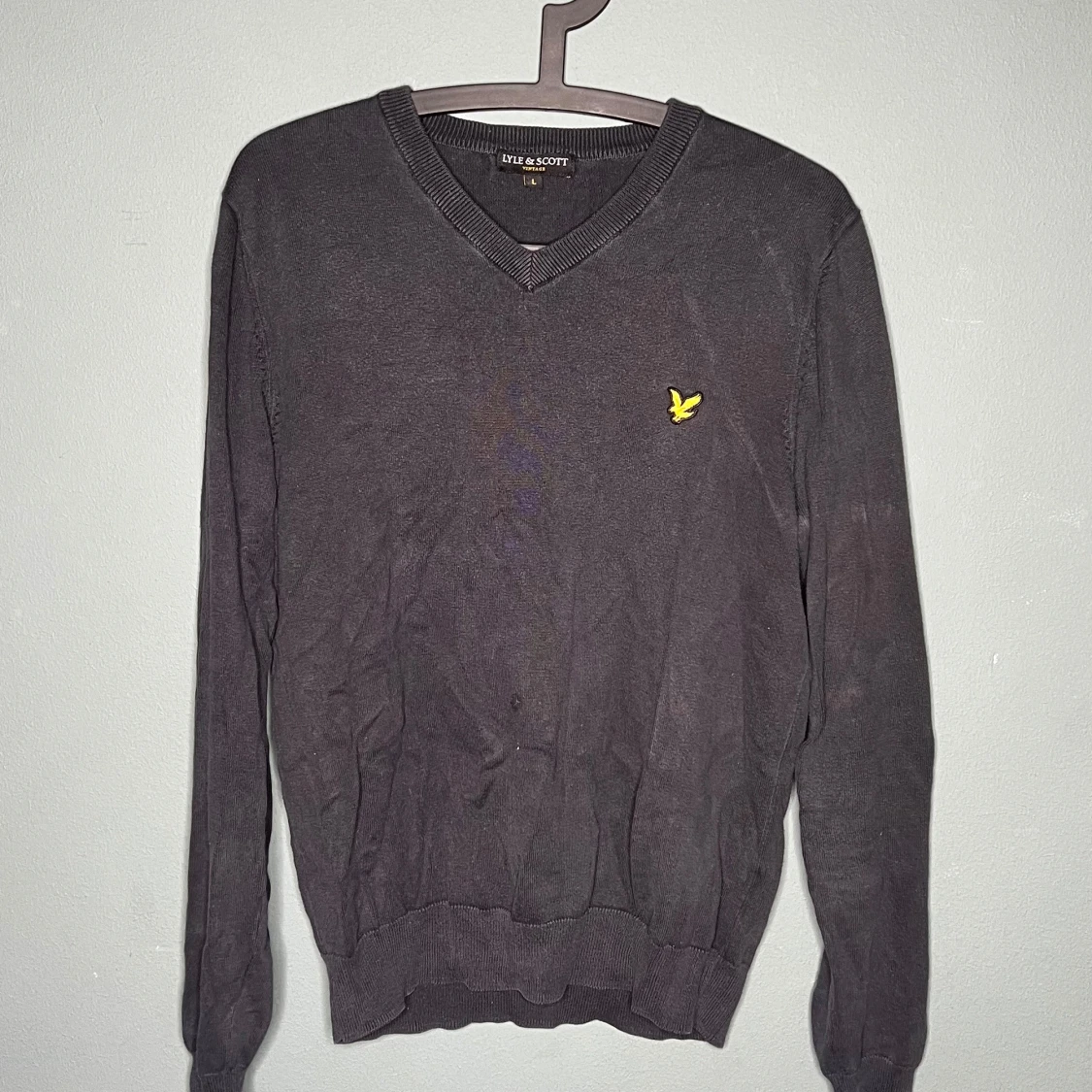 Mörkgrå Lyle & Scott tröja v-ringad