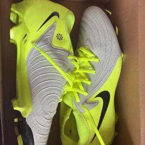 Fotbollsskor (dobbar) - Utmärkt skick på dessa dobbar. Nike kartongen kommer med. Storlek 41 EU. Helt äkta. Extra 80 kr om man vill frakta, priset kan diskuteras 