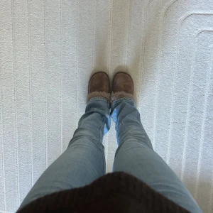 Ljusblå bootcut jeans - Säljer ett par ljusblå jeans från Gina Tricot i storlek 152. Jeansen har vanliga fickor i bak och är sjukt snygga att matcha med nu till hösten!!🤎🍂🍁