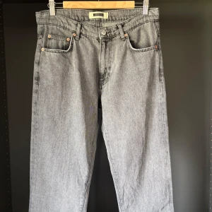 Woodbird Jeans grå - 9/10 skick, använda 1 gång. Ord. pris 999kr. Säljer dom då dom blivit för små för mig.
