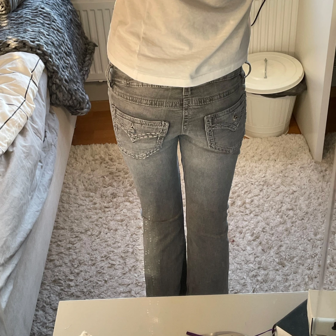 Grå jeans med broderade bakfickor🩵 - 1