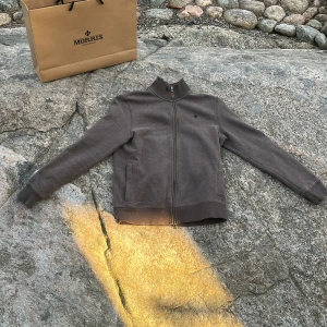 Brun ziptröja från Morris - Säljer en brun ziptröja från Morris, säljer då den blivit för liten, köpte på hede fashion outlet för 1699 och använt den typ 6-7 gånger vilket betyder att den är näst in till ny, du kan även vika ned kragen om det önskas som jag vissa på bilden.den passar mellan 160-168 typ, sitter som s, hör av er vid minsta fundering, pris ej hugget i sten,