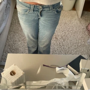 Ljusblå jeans från Gina Tricot - Säljer ett par ljusblå jeans från Gina Tricot i storlek 146. Boodcut och även lowrise! Jeansen har fina detaljerade fram och bak fickor! Så fina!💝
