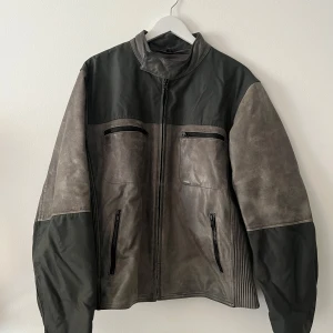 Skinnjacka - Passar perfekt medium. Något fodrad och har fin patina