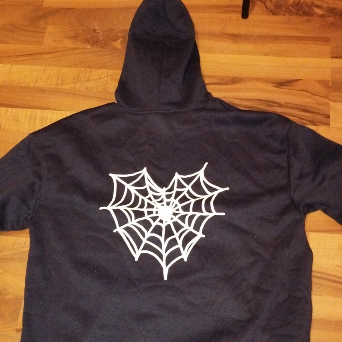 Svart hoodie med spindelnätsprint - 1