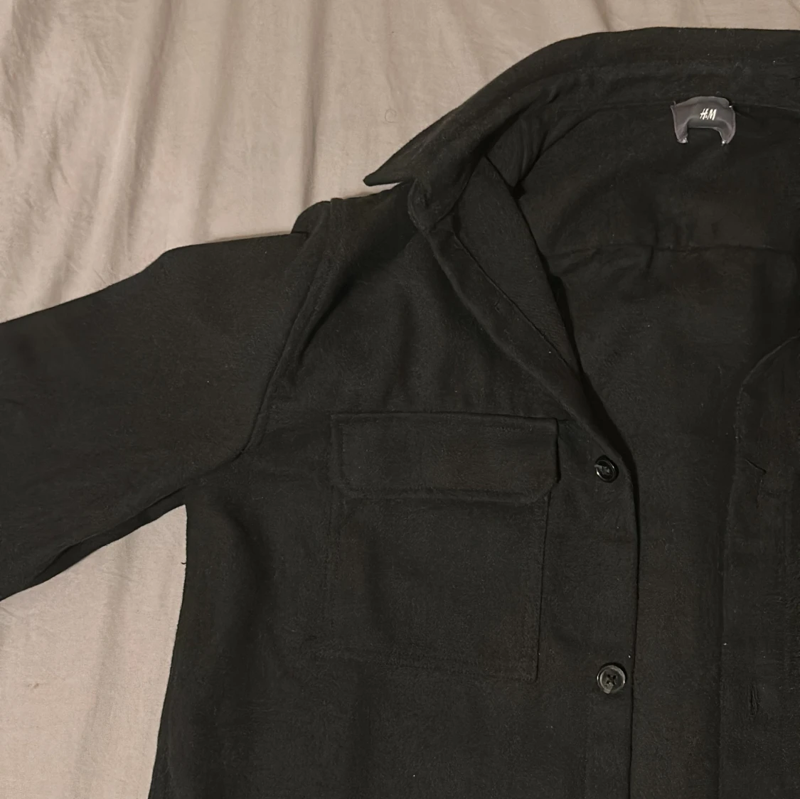 Svart overshirt från H&M i S - 1