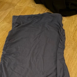 Mörkgrå långklänning med rynk - Snygg mörkgrå långkjol med rynkade detaljer, strl XS. 