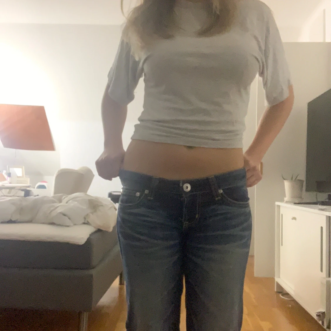 Ljusgrå topp med formad midja